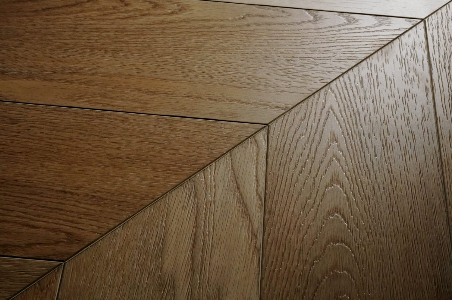 Клеевой виниловый пол Damy Floor Chevron LVT Тюильри 600x127x2.5 мм, упаковка 3,048 м Клеевой виниловый пол Damy Floor Chevron LVT Тюильри 600x127x2.5 мм, упаковка 3,048 м